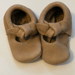 Size 4 freshly picked knotted bow moc